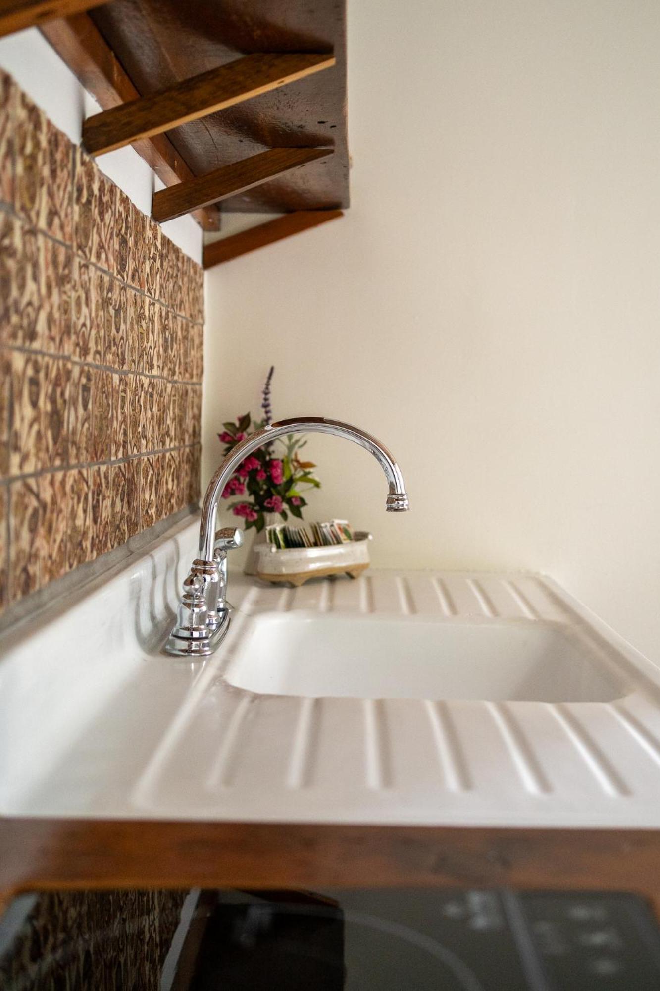 Owl'S Nest Suites Carrying Place エクステリア 写真
